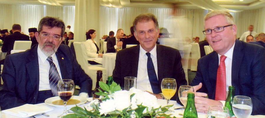 Ο τ. Δήμαρχος Λέσβου Δ. Βουνάτσος, ο Πρέσβης της Ελλάδος στην Βοσνία Ερζεγοβίνη Ηλιόπουλος Γεώργιος και ο διπλωματικός εκπρόσωπος της Πρεσβείας της Αυστρίας
