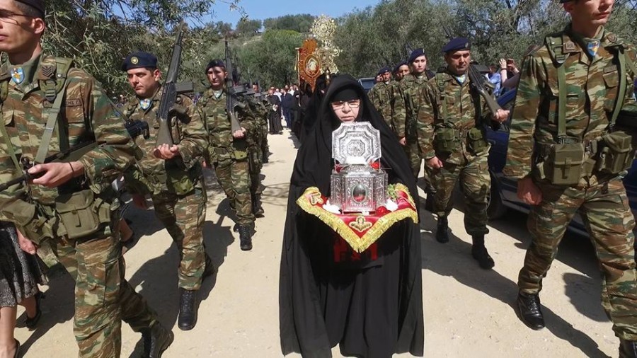 Η Ηγουμένη Ταββιθά, κρατώντας την Αγία Κάρα, περιβαλλομένη από Στρατιωτικό άγημα