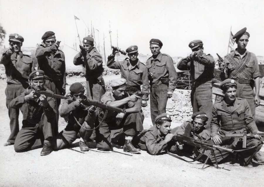 Λέσβιοι Ελασίτες το 1944 στη Μυτιλήνη (Αρχείο Αδελφών Χουτζαίου)