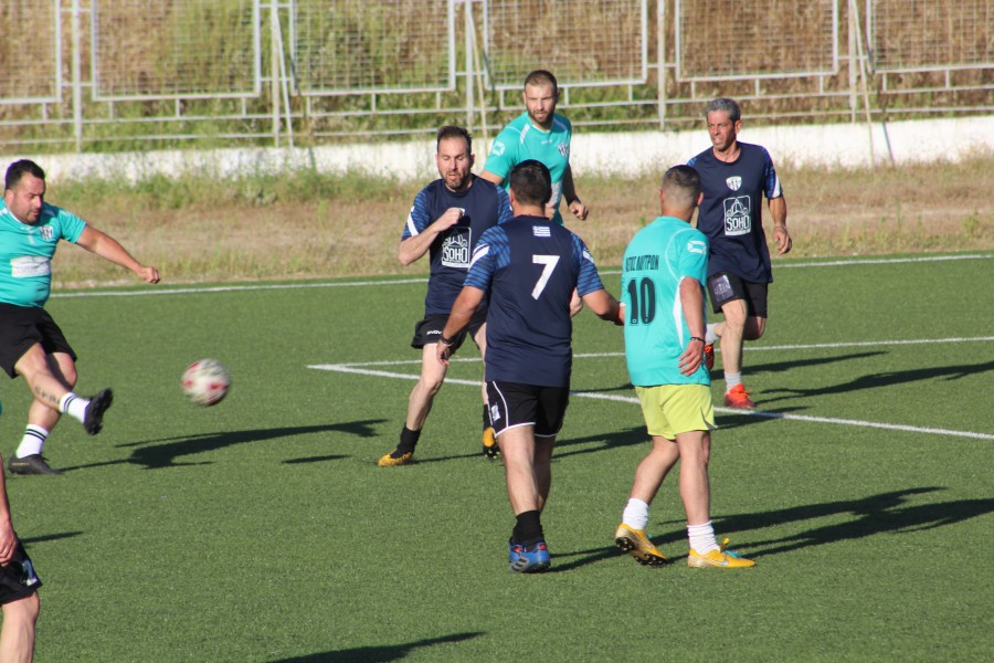 Ανήμερα της γιορτής του Αγίου Γεωργίου στα Λουτρά, στο καθιερωμένο τους φιλικό...