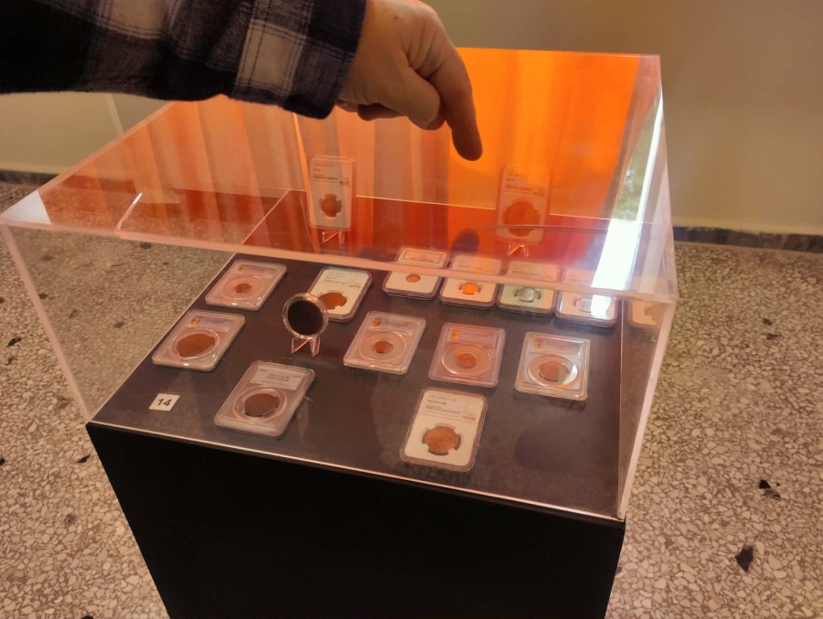 Με γραμματόσημα & νομίσματα του 1821