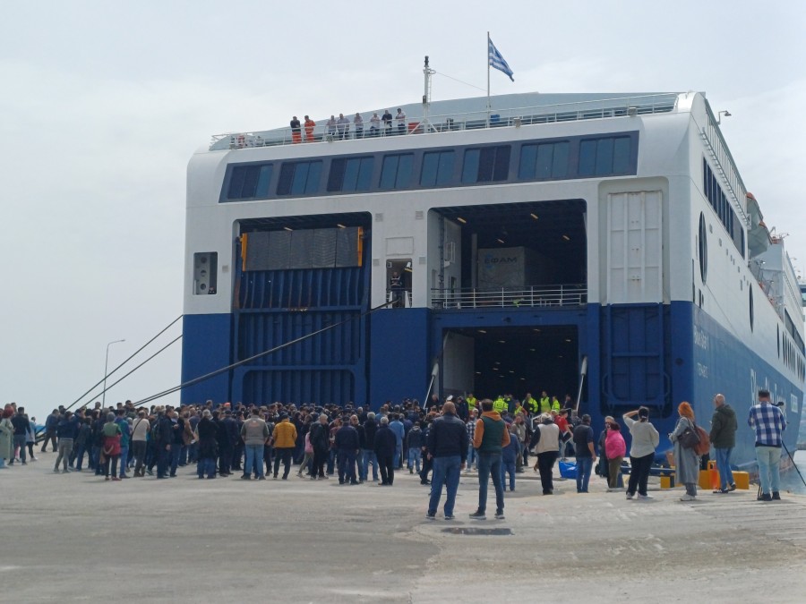 Συνεχίζεται ο “κλοιός” στο λιμάνι