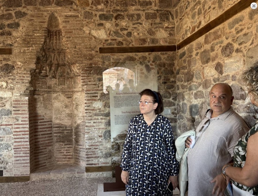 Η Λ. Μενδώνη στη Λέσβο